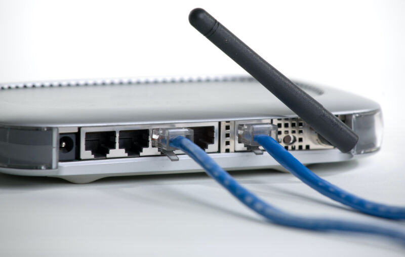 Cables Ethernet conectados a un enrutador inalámbrico.