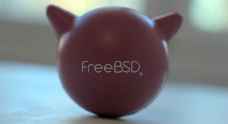 Una bola de estrés promocional con el logotipo de FreeBSD.