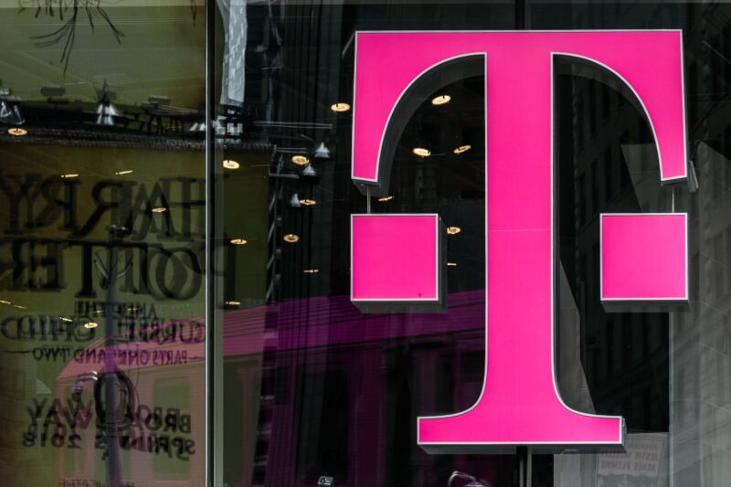 Un logotipo de T-Mobile en la ventana de una tienda.