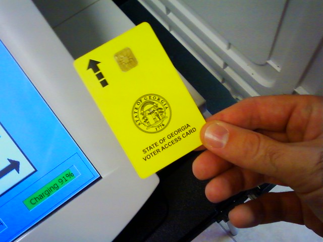 Fotografía de primer plano de una tarjeta de acceso para votantes de Georgia.