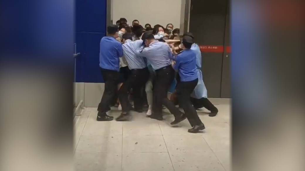 Haga clic para reproducir el video: 'Los compradores de Ikea ​​en China entran en pánico mientras intentan escapar del bloqueo de Covid-19'