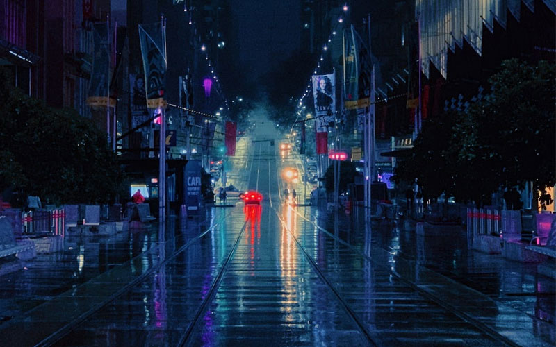 La imagen muestra una escena callejera nocturna teñida de cyberpunk con un automóvil con luces traseras rojas brillantes apagadas en la distancia.
