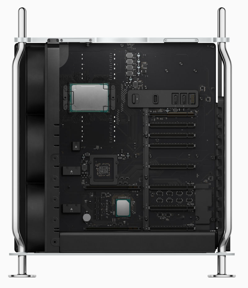 Una Mac Pro sin la tapa, mostrando los componentes internos.