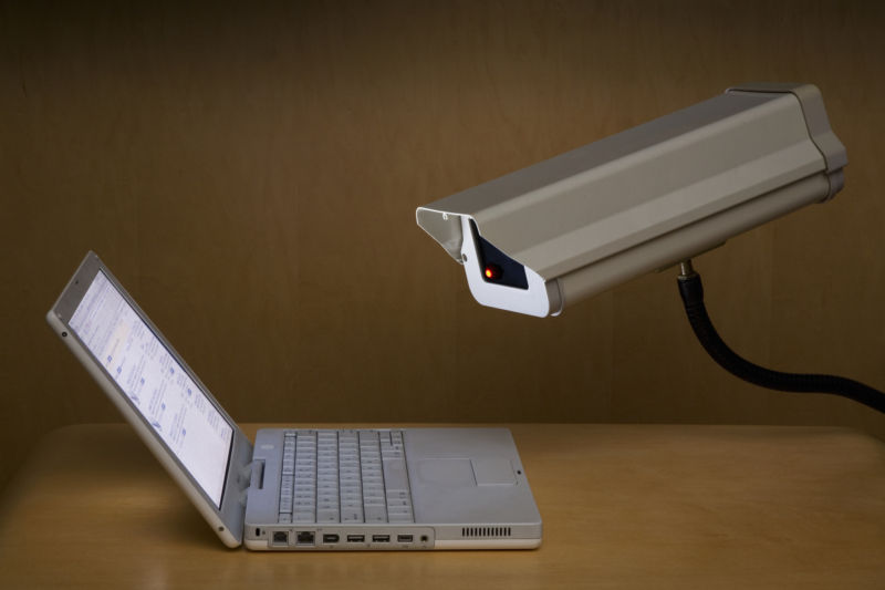 Una cámara de seguridad dirigida a la pantalla de un portátil.