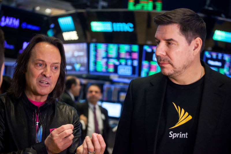 El CEO de T-Mobile, John Legere, y el CEO de Sprint, Marcelo Claure, hablan durante una entrevista.