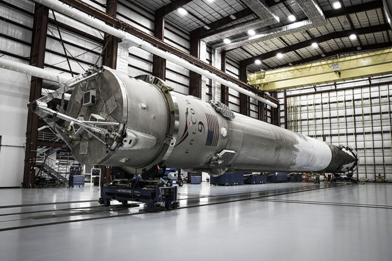 Un cohete SpaceX Falcon 9 en el hangar después de un vuelo.