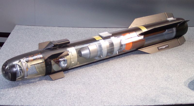 Un modelo transparente del misil Hellfire original.  Imagine el centro reemplazado por un conjunto de cuchillas emergentes, y tiene el 