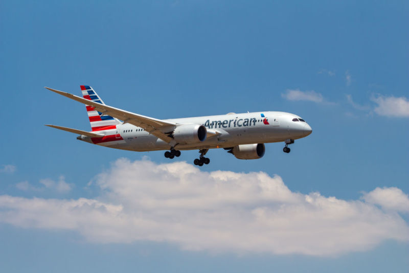 Avión Boeing 787-8 Dreamliner de American Airlines con matrícula N818AL aterrizando en el Aeropuerto InterMarketingdecontenido de Atenas.