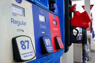 Precio promedio de gasolina en Canada baja a 161 por