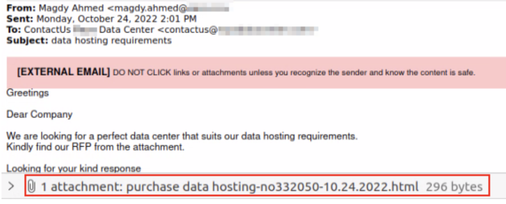 La imagen muestra un correo electrónico de phishing que engaña a los destinatarios para que abran un archivo adjunto HTML, que se muestra en un rectángulo rojo.