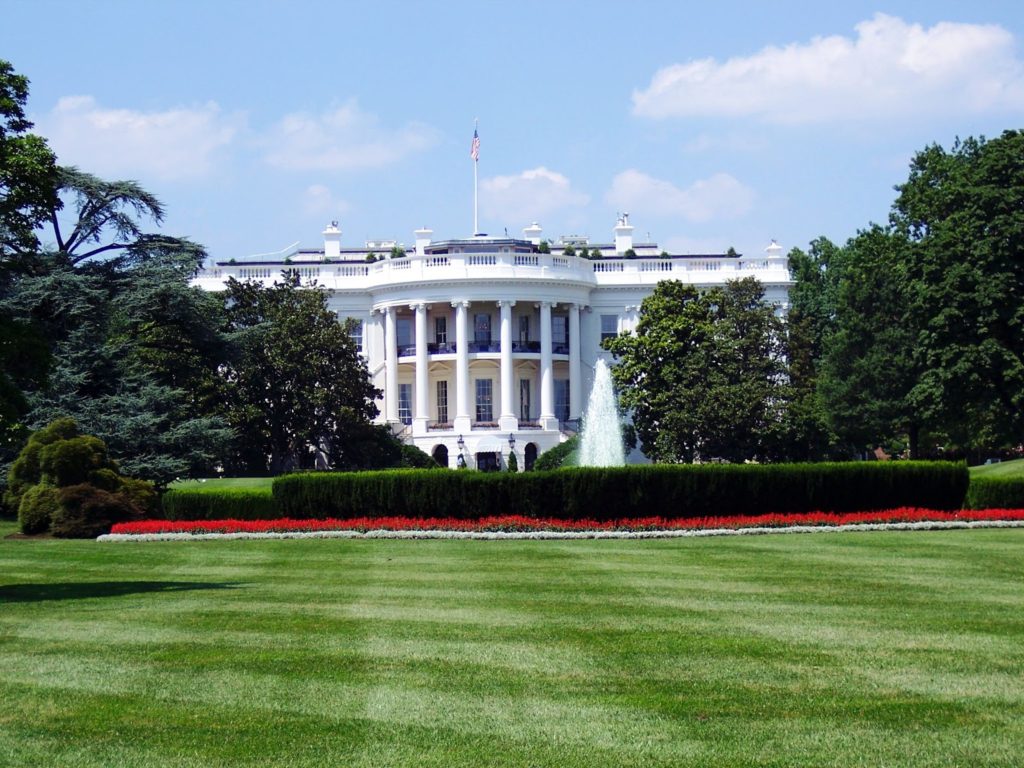 La imagen muestra el césped frente a la Casa Blanca.