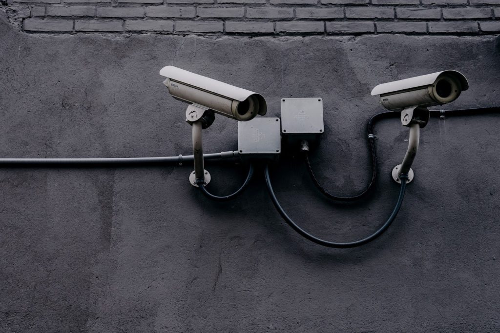Imagen de dos cámaras de seguridad en un muro de hormigón.